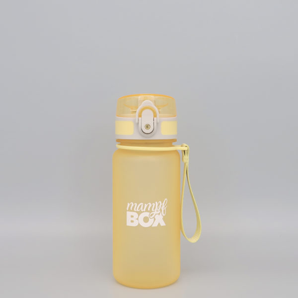 Auslaufsichere Trinkflasche für Kinder in gelb. BPA-frei und Kohlensäure geeignet. Ideal für Schule und Kindergarten. 350ml Fassungsvermögen. Frontansicht mit Fruchtsieb und Nylon-Trageschlaufe