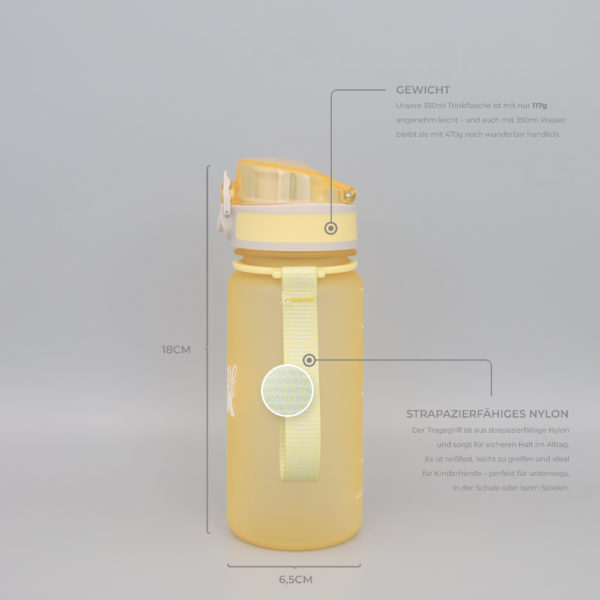 Auslaufsichere Trinkflasche für Kinder in gelb. BPA-frei und Kohlensäure geeignet. Ideal für Schule und Kindergarten. 350ml Fassungsvermögen. Seitenansicht mit Fruchtsieb und Nylon-Trageschlaufe. Flaschenkörper aus Tritan. Geruchs- und Geschmacksneutral. 18cm hoch und 6,5cm im Durchmesser. Flasche wiegt nur 117g