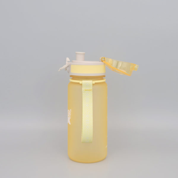 Auslaufsichere Trinkflasche für Kinder in gelb. BPA-frei und Kohlensäure geeignet. Ideal für Schule und Kindergarten. 350ml Fassungsvermögen. Seitenansicht mit Nylon-Trageschlaufe und geöffneten Deckel. Flaschenkörper aus Tritan. Geruchs- und Geschmacksneutral. 18cm hoch und 6,5cm im Durchmesser. Flasche wiegt nur 117g