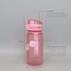Auslaufsichere Trinkflasche für Kinder in pink. BPA-frei und Kohlensäure geeignet. Ideal für Schule und Kindergarten. 350ml Fassungsvermögen. Seitenansicht mit Fruchtsieb und Nylon-Trageschlaufe. Flaschenkörper aus Tritan. Geruchs- und Geschmacksneutral. 18cm hoch und 6,5cm im Durchmesser. Flasche wiegt nur 117g