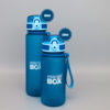 Auslaufsichere Trinkflasche für Kinder in blau. BPA-frei und Kohlensäure geeignet. Ideal für Schule und Kindergarten. 350ml und 500ml Fassungsvermögen verfügbar. Frontansicht mit Nylon-Trageschlaufe. Flaschenkörper aus Tritan. Geruchs- und Geschmacksneutral.