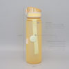 Auslaufsichere Trinkflasche für Kinder in gelb. BPA-frei und Kohlensäure geeignet. Ideal für Schule und Kindergarten. 500ml Fassungsvermögen. Seitenansicht mit Fruchtsieb und Nylon-Trageschlaufe. Flaschenkörper aus Tritan. Geruchs- und Geschmacksneutral. 23,5cm hoch und 6,5cm im Durchmesser. Flasche wiegt nur 138g