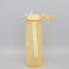 Auslaufsichere Trinkflasche für Kinder in gelb. BPA-frei und Kohlensäure geeignet. Ideal für Schule und Kindergarten. 500ml Fassungsvermögen. Seitenansicht mit Nylon-Trageschlaufe und geöffneten Deckel. Flaschenkörper aus Tritan. Geruchs- und Geschmacksneutral. 23,5cm hoch und 6,5cm im Durchmesser. Flasche wiegt nur 138g