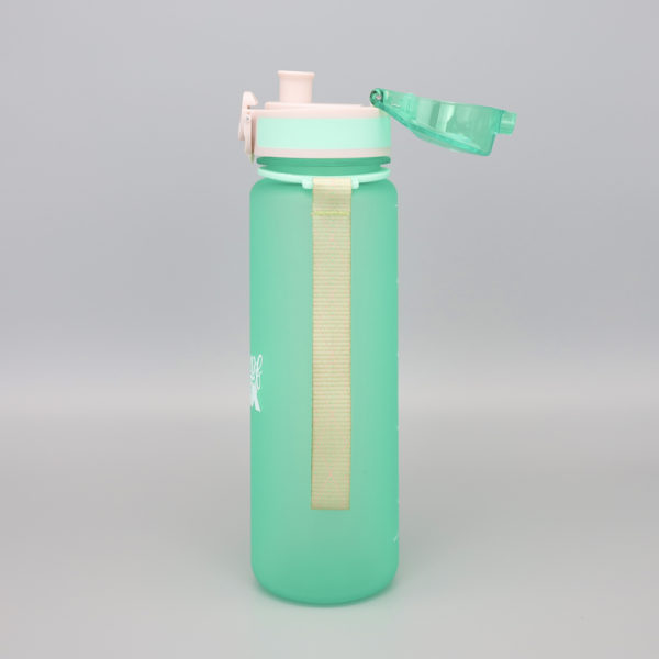 Auslaufsichere Trinkflasche für Kinder in grün. BPA-frei und Kohlensäure geeignet. Ideal für Schule und Kindergarten. 500ml Fassungsvermögen. Seitenansicht mit Nylon-Trageschlaufe und geöffneten Deckel. Flaschenkörper aus Tritan. Geruchs- und Geschmacksneutral. 23,5cm hoch und 6,5cm im Durchmesser. Flasche wiegt nur 138g