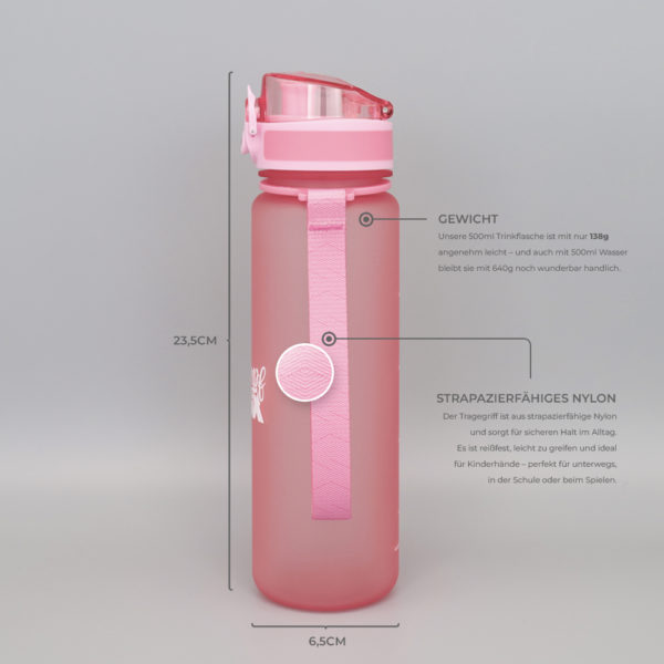 Auslaufsichere Trinkflasche für Kinder in pink. BPA-frei und Kohlensäure geeignet. Ideal für Schule und Kindergarten. 500ml Fassungsvermögen. Seitenansicht mit Fruchtsieb und Nylon-Trageschlaufe. Flaschenkörper aus Tritan. Geruchs- und Geschmacksneutral. 23,5cm hoch und 6,5cm im Durchmesser. Flasche wiegt nur 138g